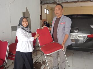 Di Tengah Sengketa Lahan, GLMPK Bantu Kursi Belajar untuk Siswa SMA YBHM